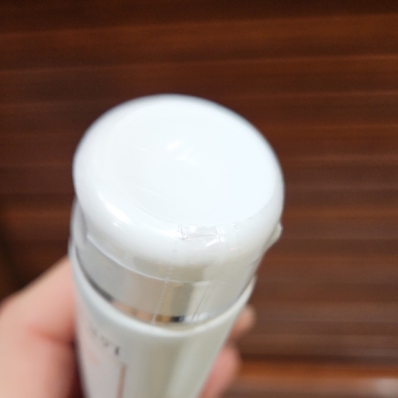 Sisley Mattifying Moisturizer with Tropical Resins - Picture 10 of 11